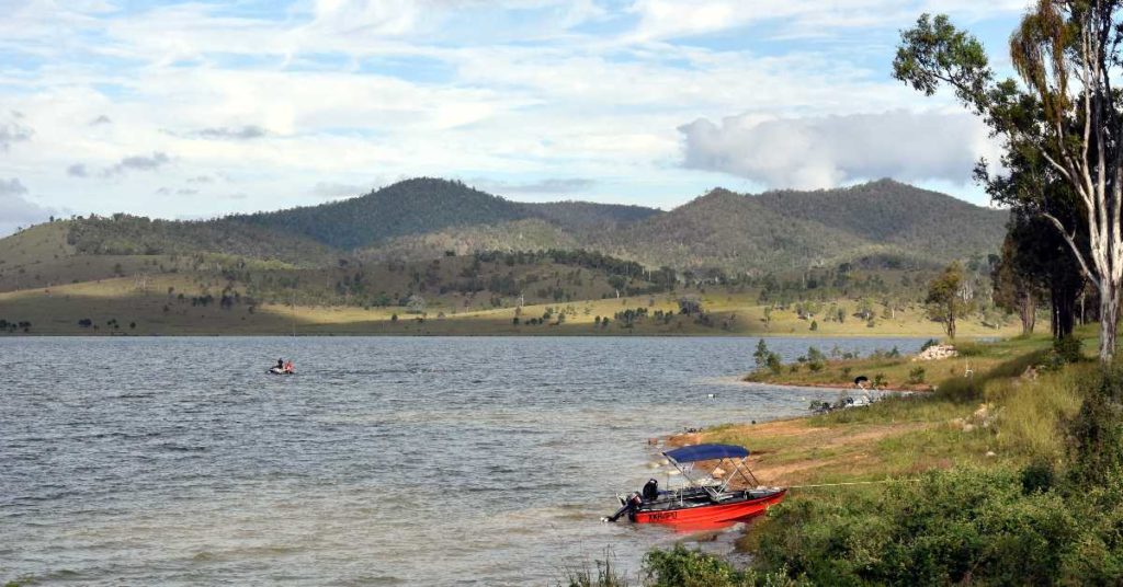 A boat docking at Somerset Dam